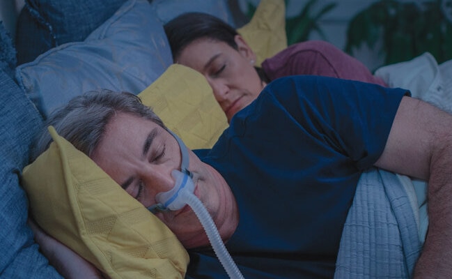 Schlafender Mann mit CPAP-Maske AirFit N30